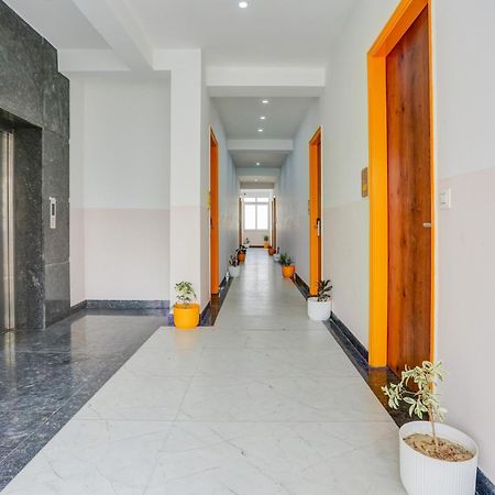 Super Townhouse Sector 69 Gurgaon Hotell Exteriör bild