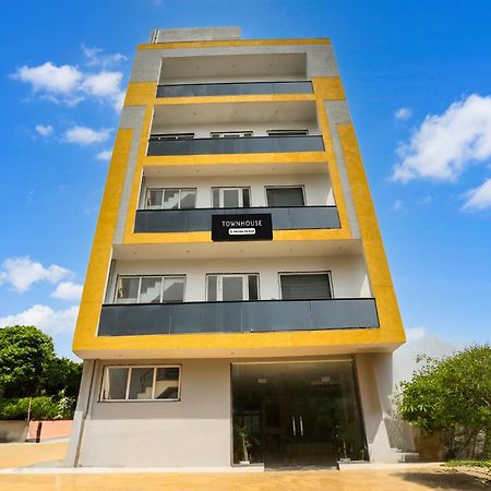 Super Townhouse Sector 69 Gurgaon Hotell Exteriör bild