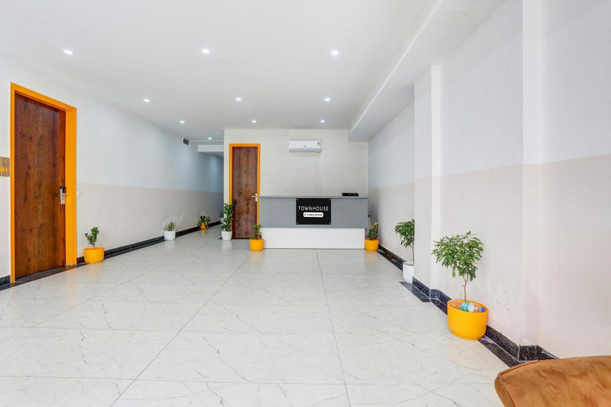 Super Townhouse Sector 69 Gurgaon Hotell Exteriör bild