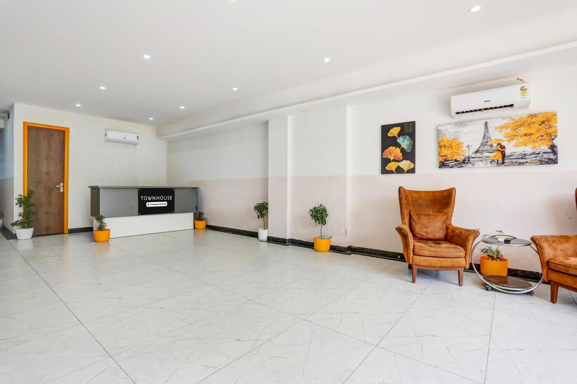 Super Townhouse Sector 69 Gurgaon Hotell Exteriör bild