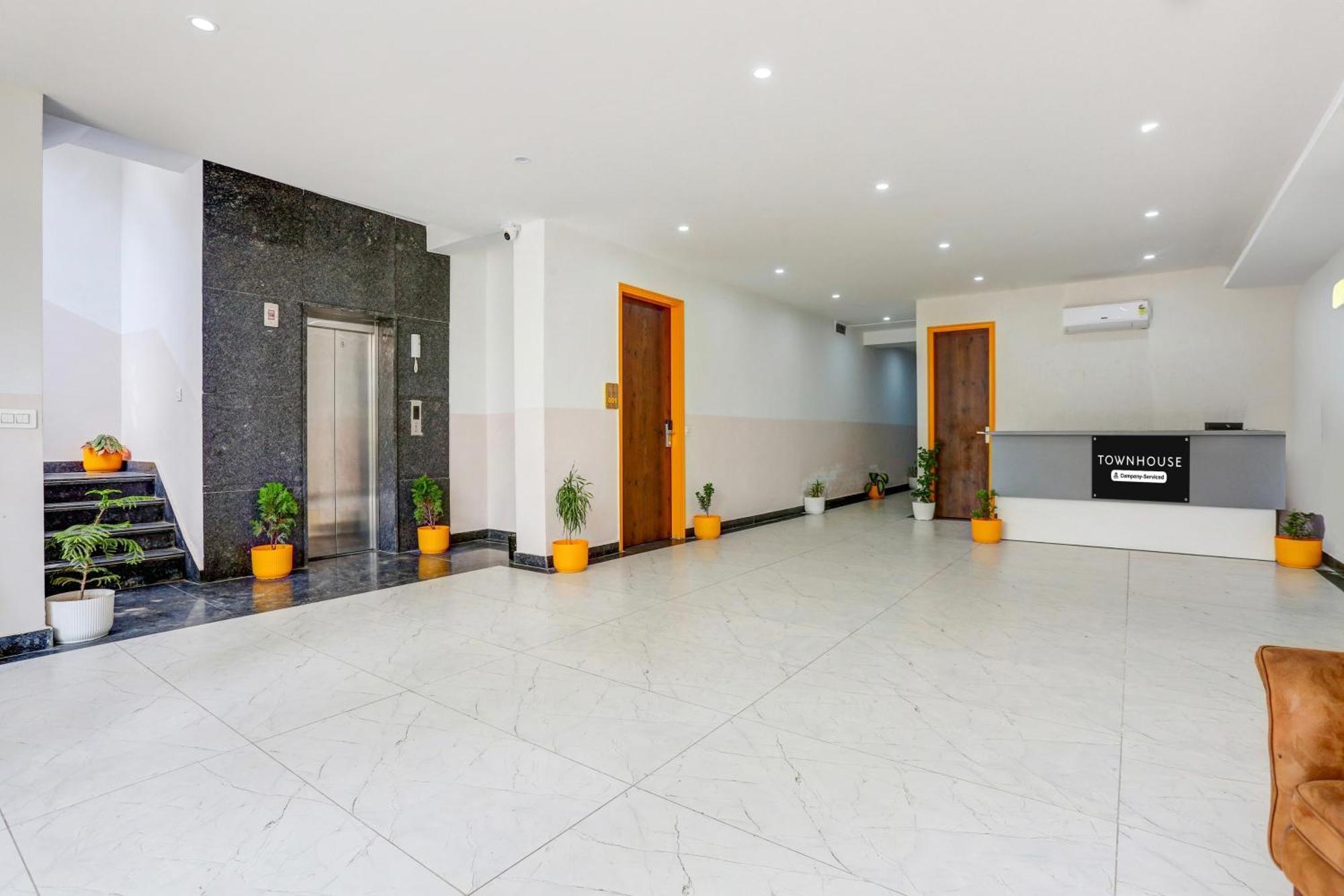 Super Townhouse Sector 69 Gurgaon Hotell Exteriör bild