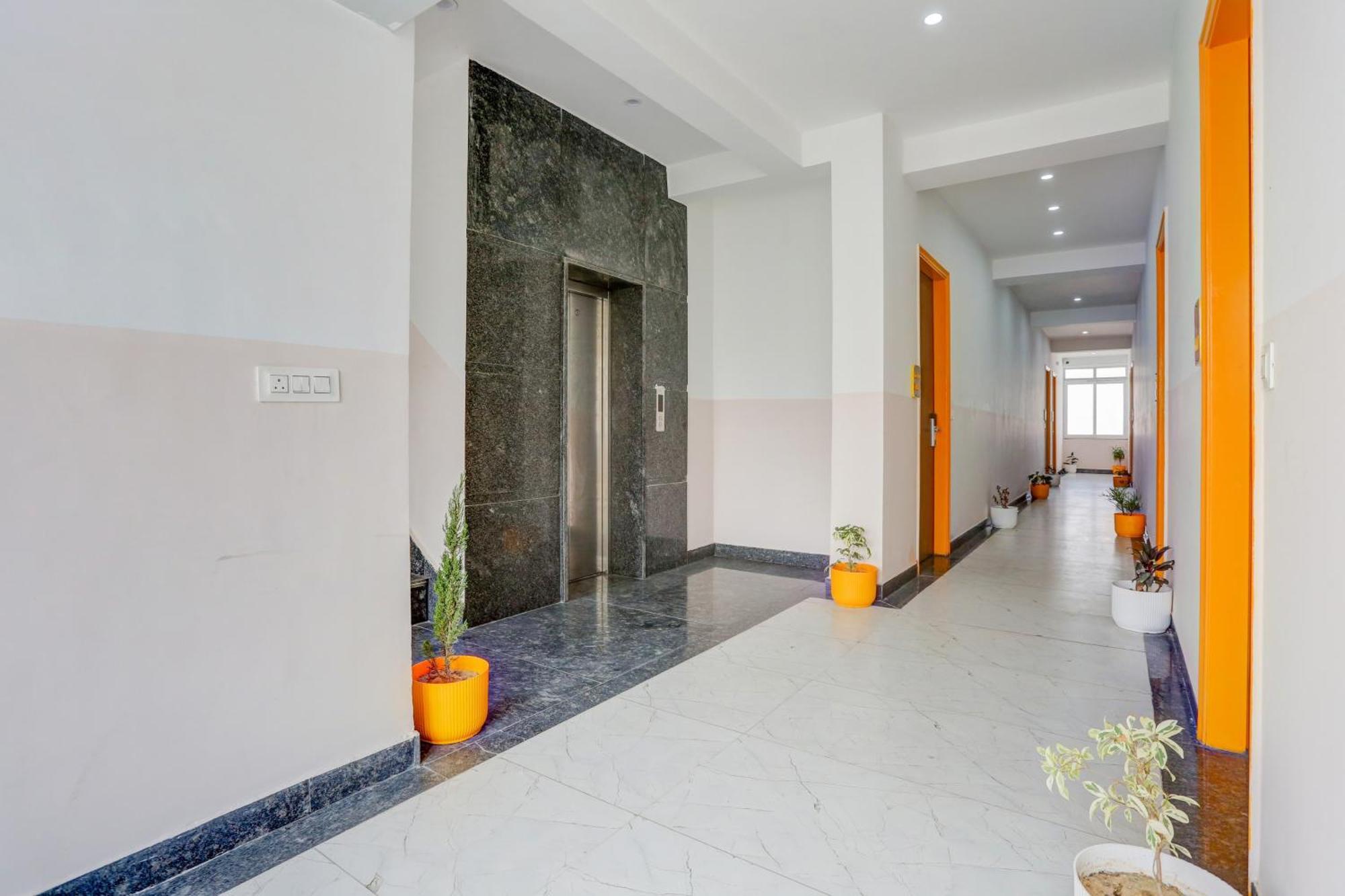 Super Townhouse Sector 69 Gurgaon Hotell Exteriör bild