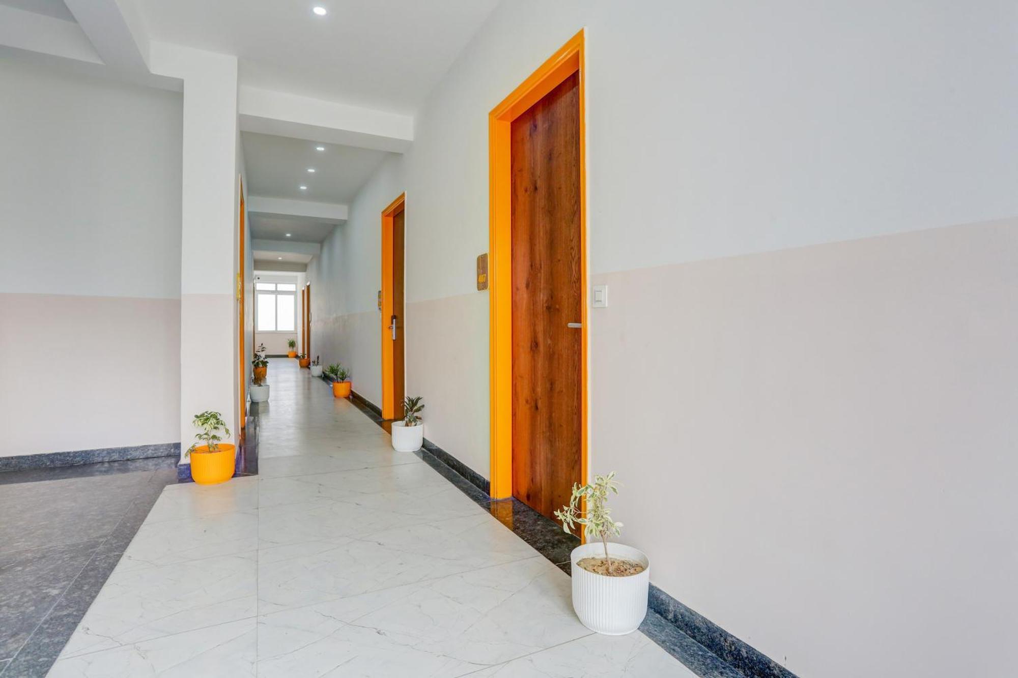 Super Townhouse Sector 69 Gurgaon Hotell Exteriör bild