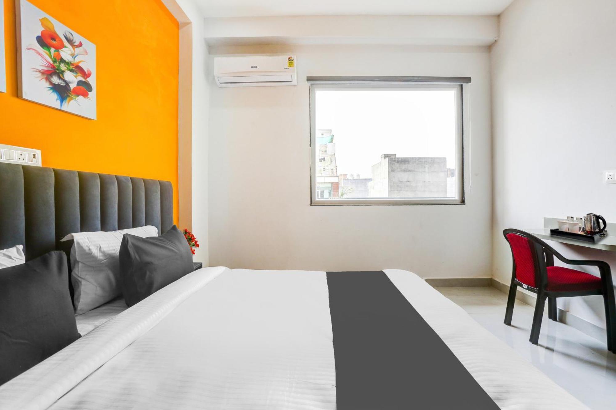 Super Townhouse Sector 69 Gurgaon Hotell Exteriör bild