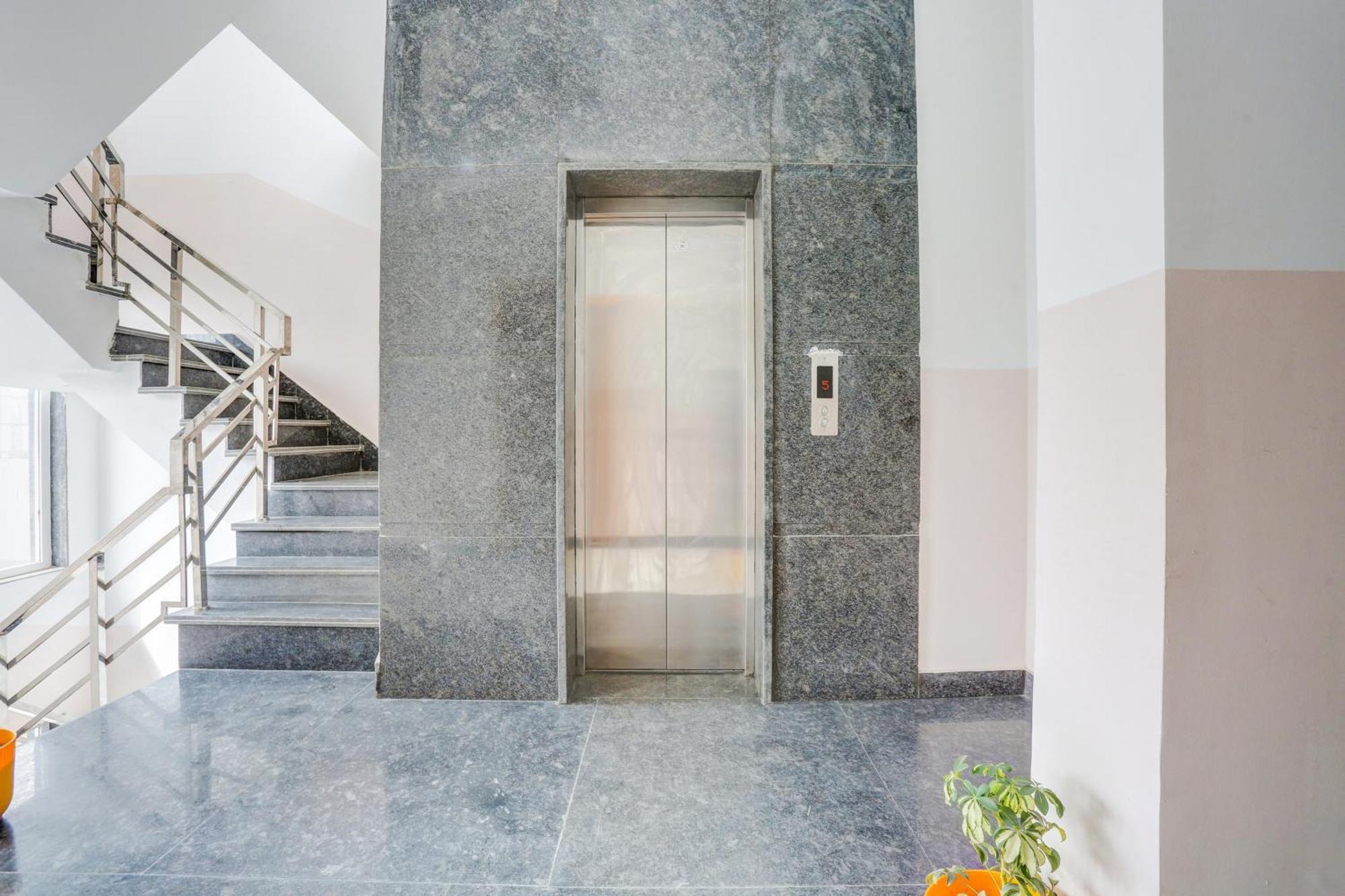 Super Townhouse Sector 69 Gurgaon Hotell Exteriör bild